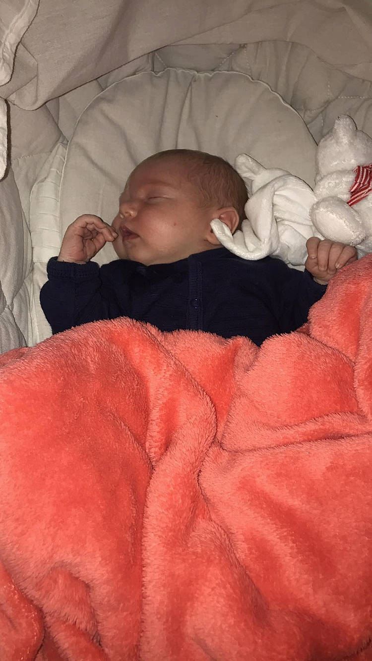 Hellena participe au concours pour gagner de l'argent avec cette photo : baby, bedtime, blanket, child, comfort, mouth, nap, person, skin, sleep, textile, toddler