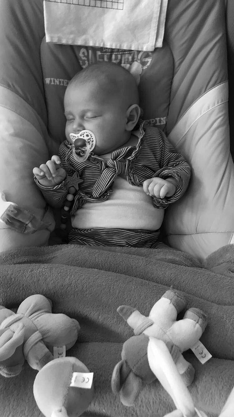 Hellena participe au concours pour gagner de l'argent avec cette photo : baby, birth, black, black_and_white, child, comfort, hand, monochrome, monochrome_photography, person, photograph, photography, play, sitting, sleep, snapshot, stock_photography, style, toddler, white