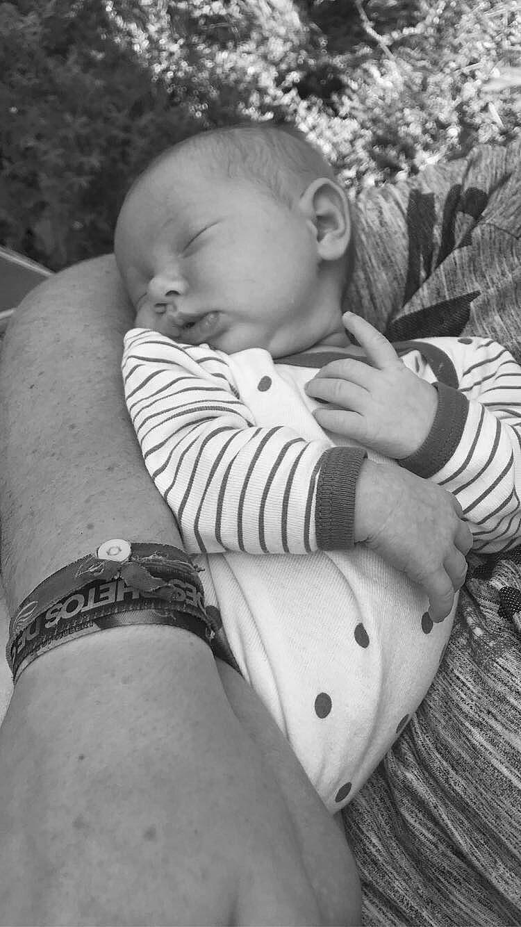 Hellena participe au concours pour gagner de l'argent avec cette photo : abdomen, arm, baby, baby_products, black_and_white, child, leg, monochrome, monochrome_photography, person, photograph, photography, toddler