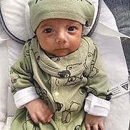 Melwan participe au concours pour gagner de l'argent avec cette photo : baby, infant, green_outfit, bear_prints, hat, wide_eyes, cute, cozy, cushion, white_background, hand, face, portrait, child, newborn, clothing, indoors, soft_lighting, baby_garment, comfortable