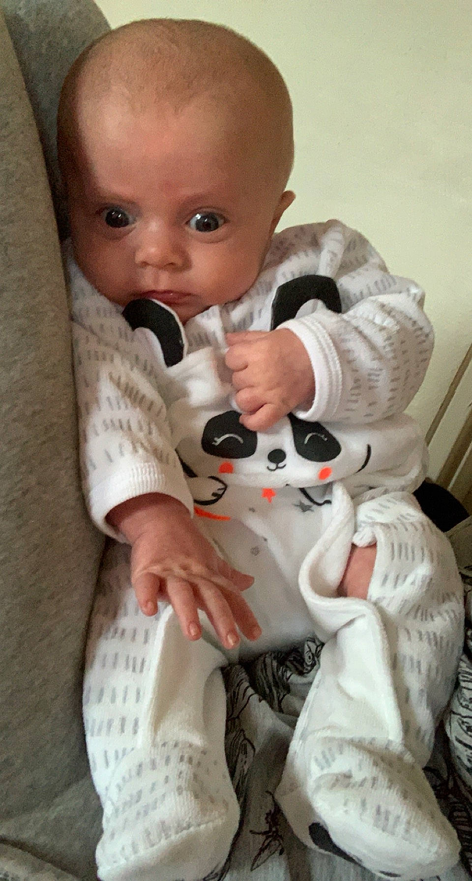 Ilhan participe au concours pour gagner de l'argent avec cette photo : baby, baby_products, baby_toddler_clothing, child, comfort, finger, foot, human, nail, person, skin, thumb, toddler