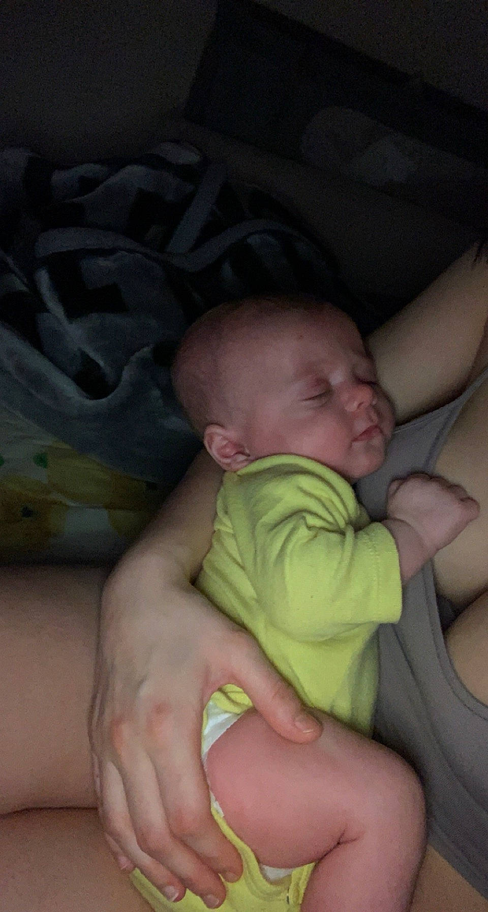 Ilhan a rejoint le concours — aidez-le/la à gagner de superbes lots ! baby, baby_products, baby_toddler_clothing, cheek, child, comfort, ear, finger, flesh, hand, human, joint, love, muscle, nail, person, skin, sleep, stomach, thumb