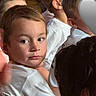 Mahey participe au concours pour gagner de l'argent avec cette photo : child, boy, white_shirt, face, curious, group, children, hair, indoor, people, portrait, casual, young, skin, head, eyes, expression, candid, seated, friends