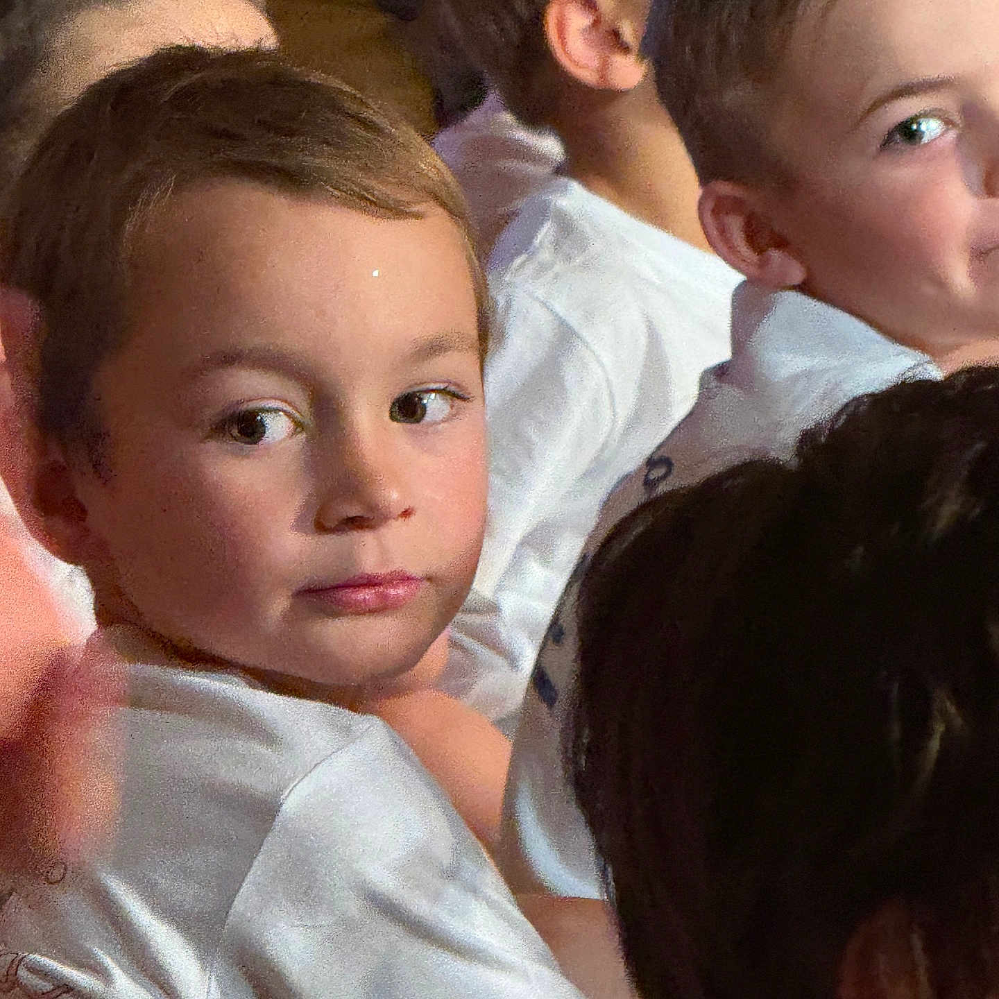 Mahey participe au concours pour gagner de l'argent avec cette photo : child, boy, group, white_shirt, indoor, curious, face, hair, people, portrait, casual, gathering, children, young, expression, sitting, light, skin, head, profile