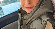 Mahey participe au concours pour gagner de l'argent avec cette photo : child, boy, car, seat, window, vest, clothing, portrait, smile, face, hand, casual, jeans, natural_light, indoor, young, cute, expression, sitting, affection