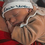 Baptiste participe au concours pour gagner de l'argent avec cette photo : animal, baby, bird, blanket, bonnet, cap, clothing, face, glove, hat, head, kissing, newborn, penguin, person, photography, portrait, quilt, romantic, sleeping