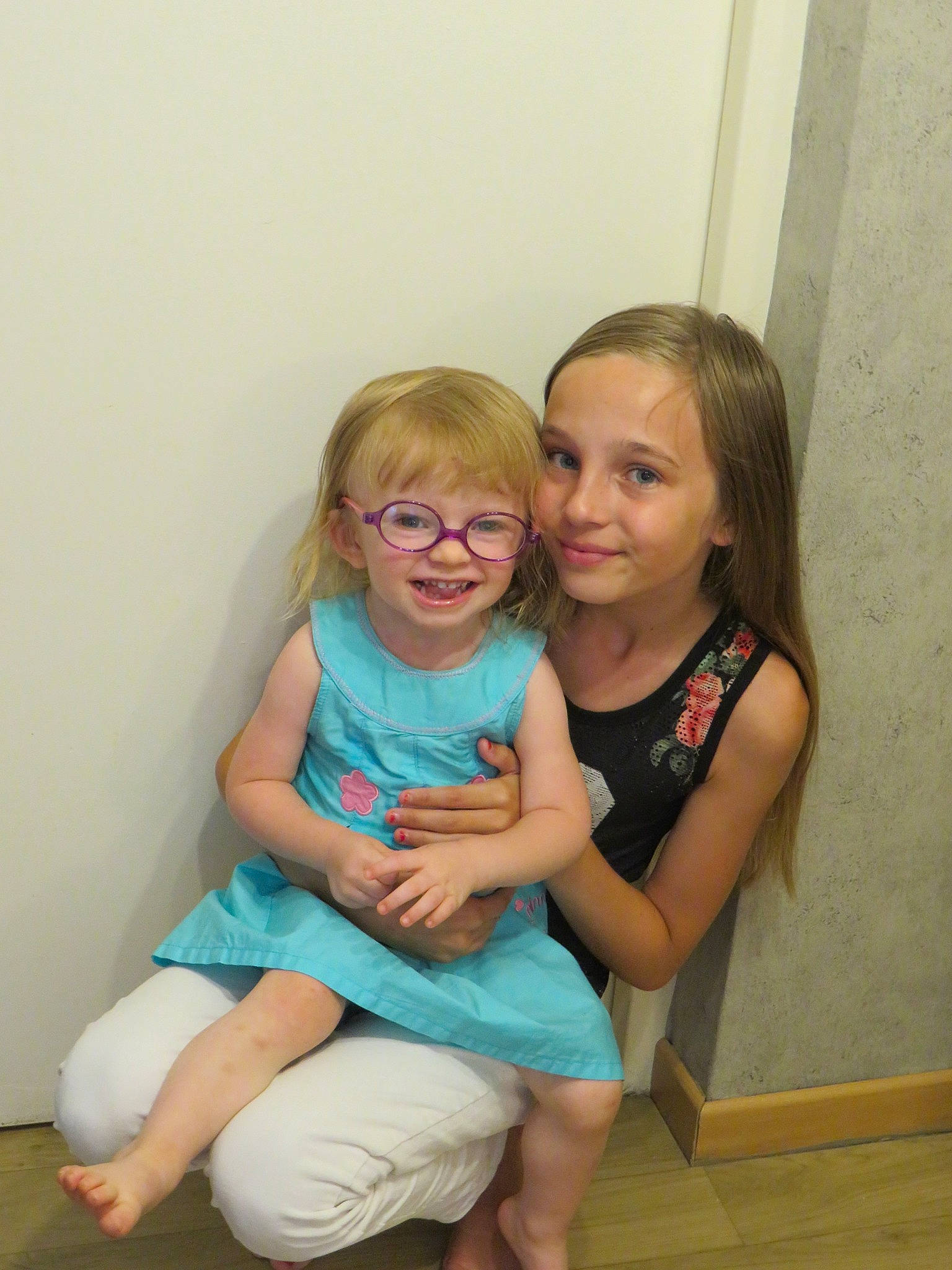 Hélèna a rejoint le concours — aidez-le/la à gagner de superbes lots ! arm, child, finger, fun, happy, joy, leg, person, shoulder, sitting, smile, standing, toddler