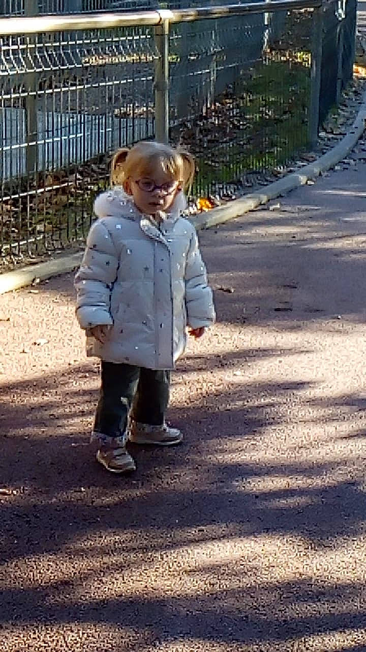 Daniella a rejoint le concours — aidez-le/la à gagner de superbes lots ! child, jacket, outerwear, person, shoe, snapshot, standing, toddler, walking
