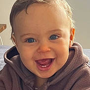 Noam a rejoint le concours — aidez-le/la à gagner de superbes lots ! baby, child, smiling, blue_eyes, hoodie, happy, indoor, portrait, cute, young_child, face, person, cozy, infant, expression, light_skin, hair, clothing, childhood, teeth