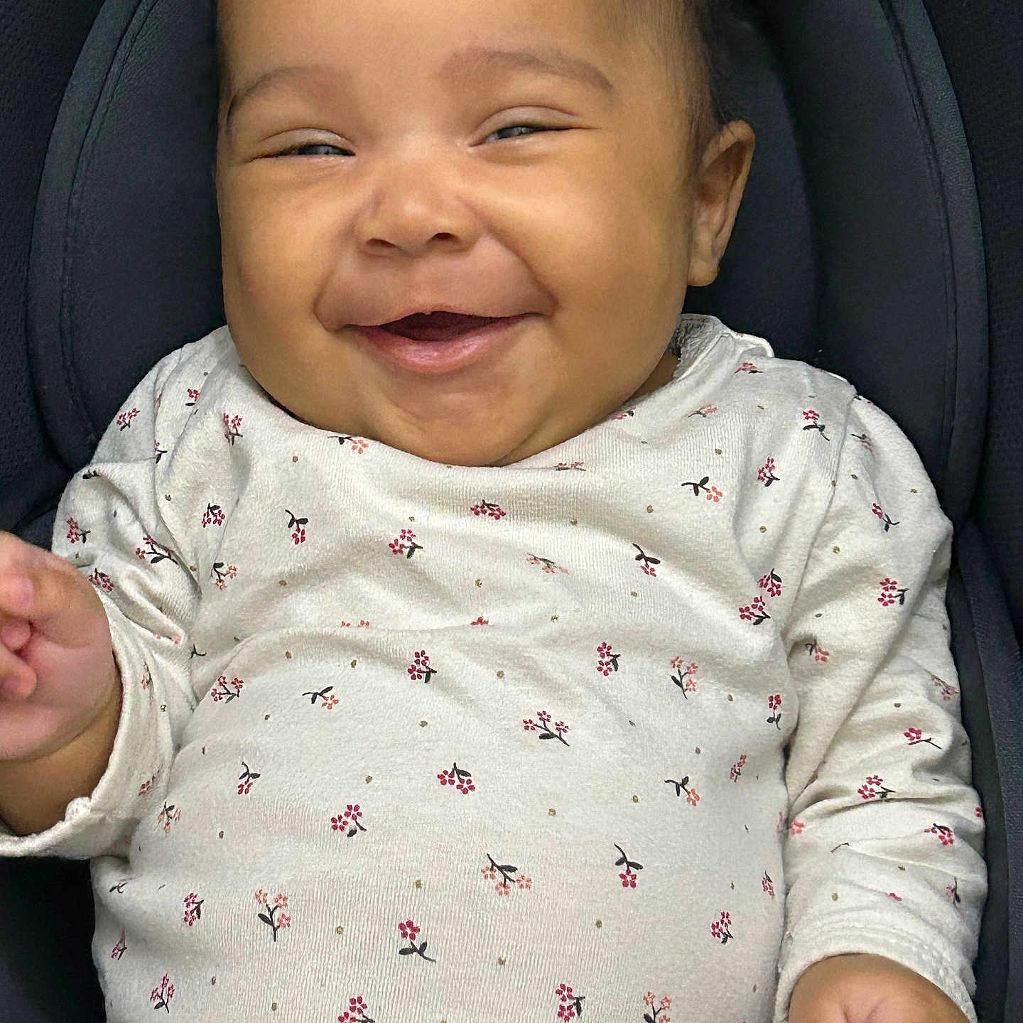 Kélani participe au concours pour gagner de l'argent avec cette photo : baby, babylaughing, cushion, face, happy, head, homedecor, laughing, person, photography, portrait, smile
