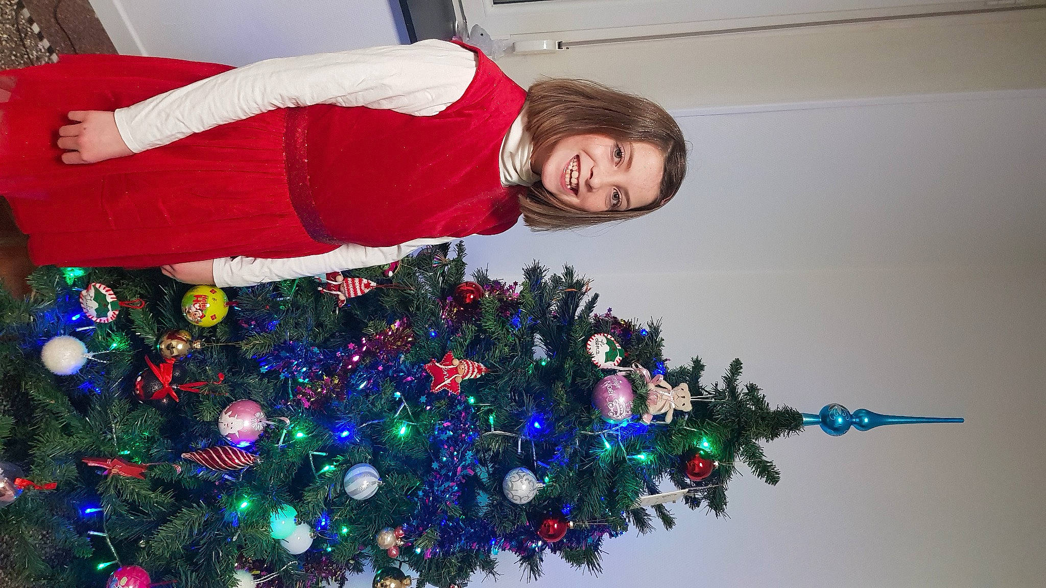 Léna a rejoint le concours — aidez-le/la à gagner de superbes lots ! christmas, christmas_decoration, christmas_eve, christmas_lights, christmas_ornament, christmas_tree, conifer, event, evergreen, fir, holiday, holiday_ornament, interior_design, joy, ornament, person, pine, pine_family, tradition