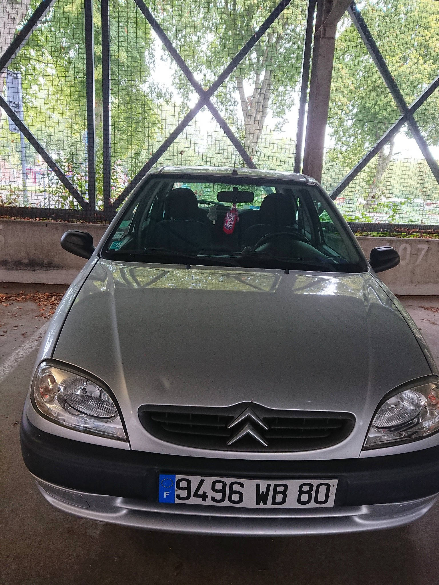 Hello participe au concours pour gagner de l'argent avec cette photo : automotive_design, automotive_exterior, automotive_wheel_system, car, citroen, citroen_saxo, city_car, family_car, grille, hatchback, hood, land_vehicle, motor_vehicle, sedan, silver, subcompact_car, vehicle, vehicle_registration_plate