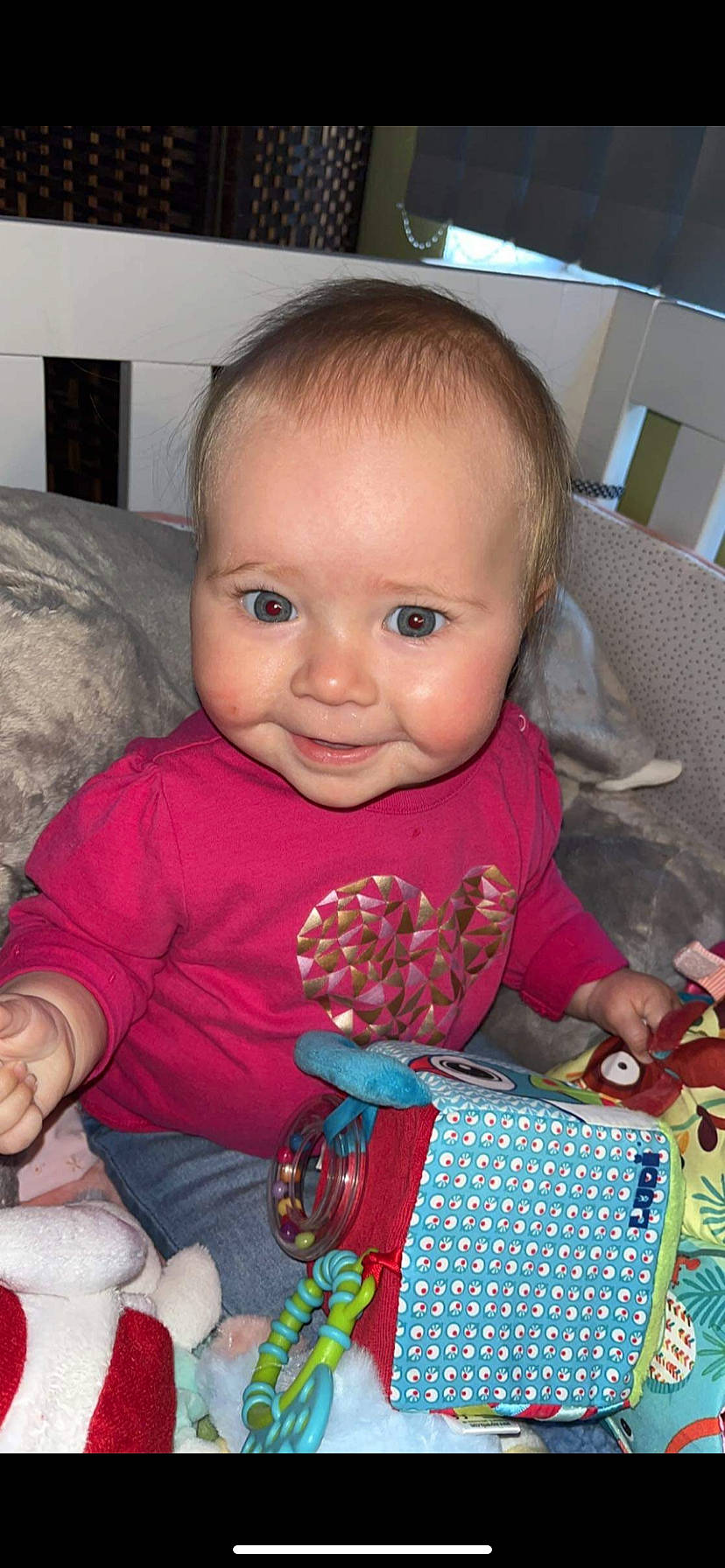 Saonna a rejoint le concours — aidez-le/la à gagner de superbes lots ! baby, baby_toddler_clothing, cheek, child, couch, eye, eyelash, fun, head, iris, linens, nose, pattern, person, pink, product, skin, sleeve, smile, textile