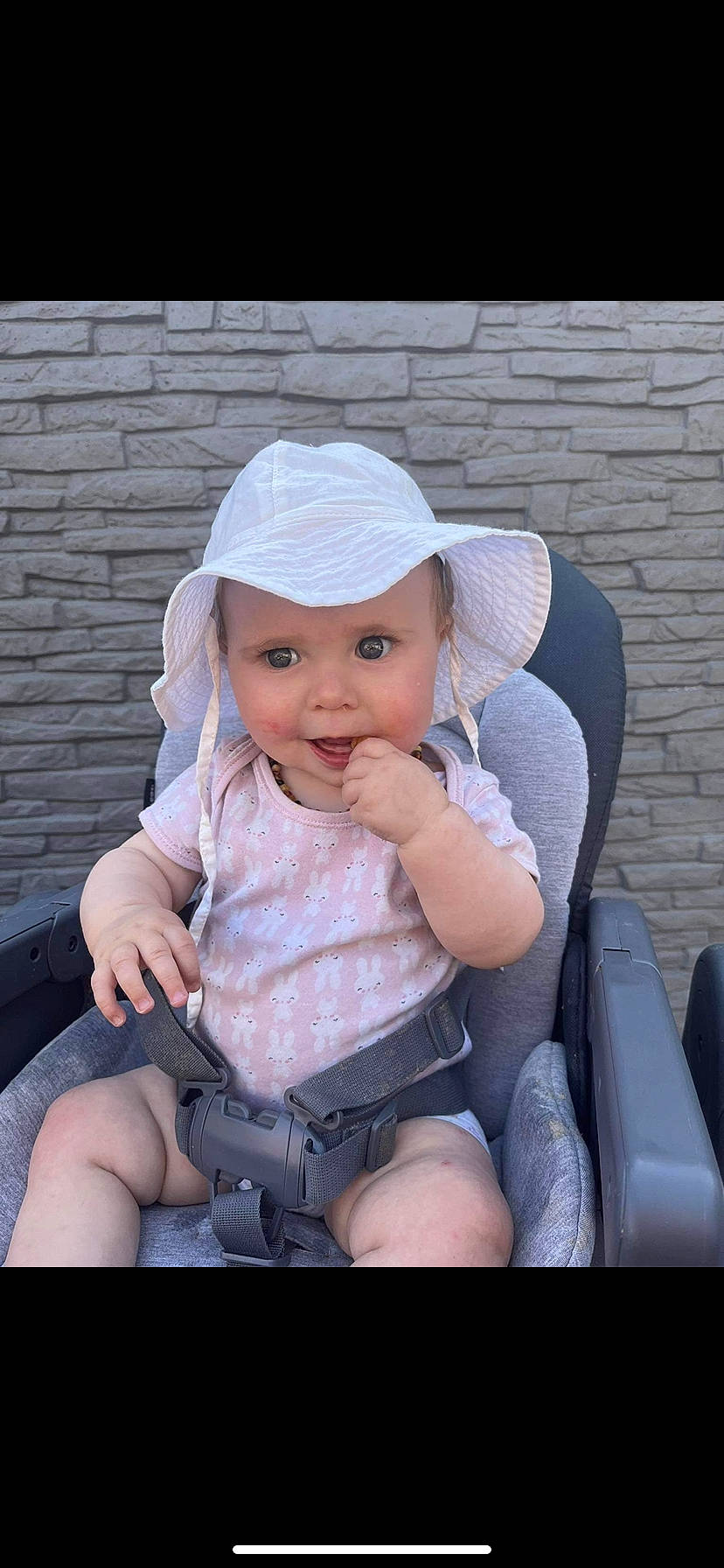 Saonna a rejoint le concours — aidez-le/la à gagner de superbes lots ! baby, baby_toddler_clothing, baseball_cap, cap, child, chin, comfort, eye, fashion_accessory, flash_photography, fun, grass, happy, headwear, lap, lip, person, pink, sitting, skin