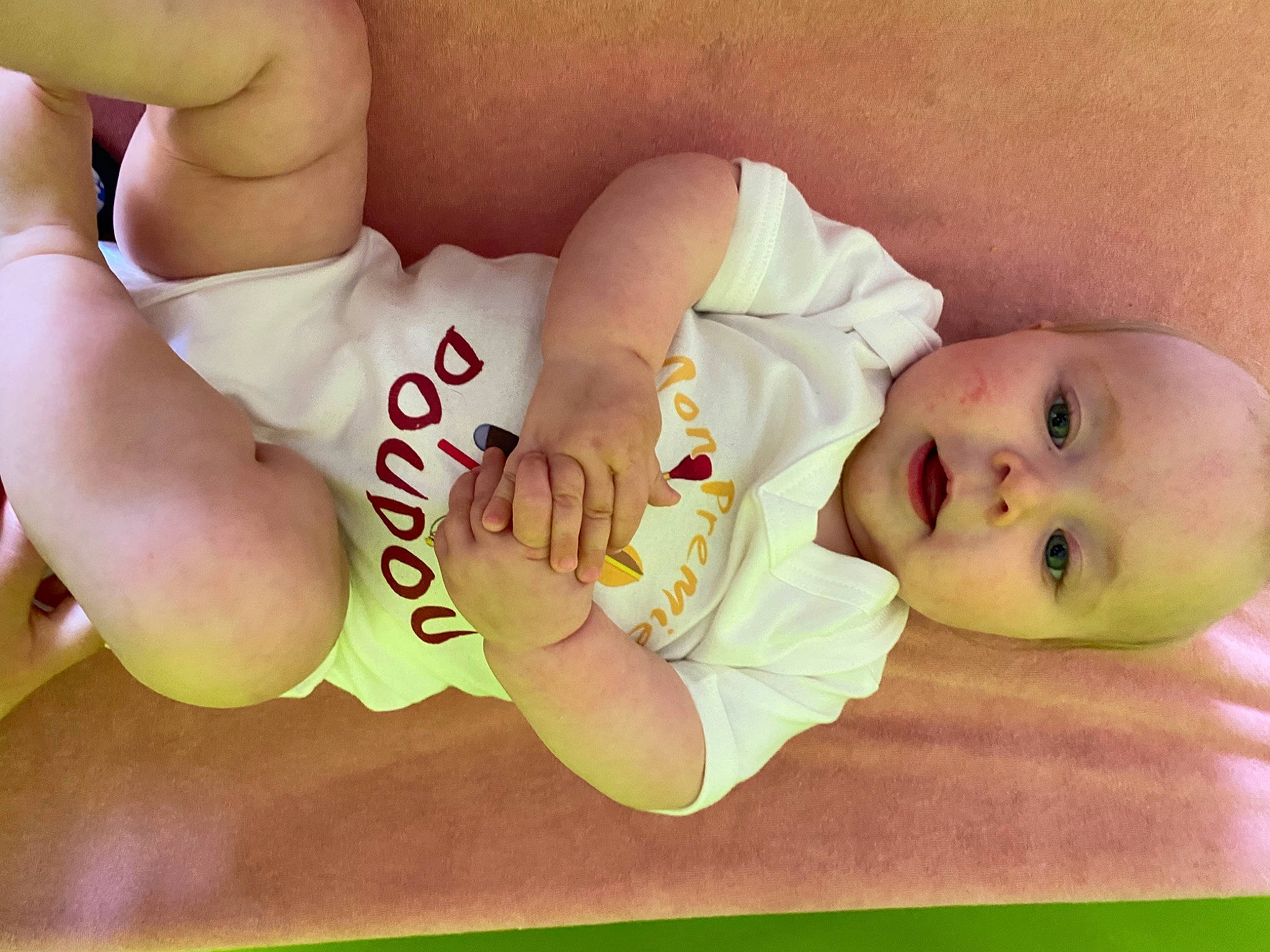 Saonna a rejoint le concours — aidez-le/la à gagner de superbes lots ! arm, baby, baby_sleeping, baby_toddler_clothing, cheek, child, comfort, eyelash, finger, gesture, hand, happy, human_body, person, skin, sleeve, textile, thigh, thumb, toddler