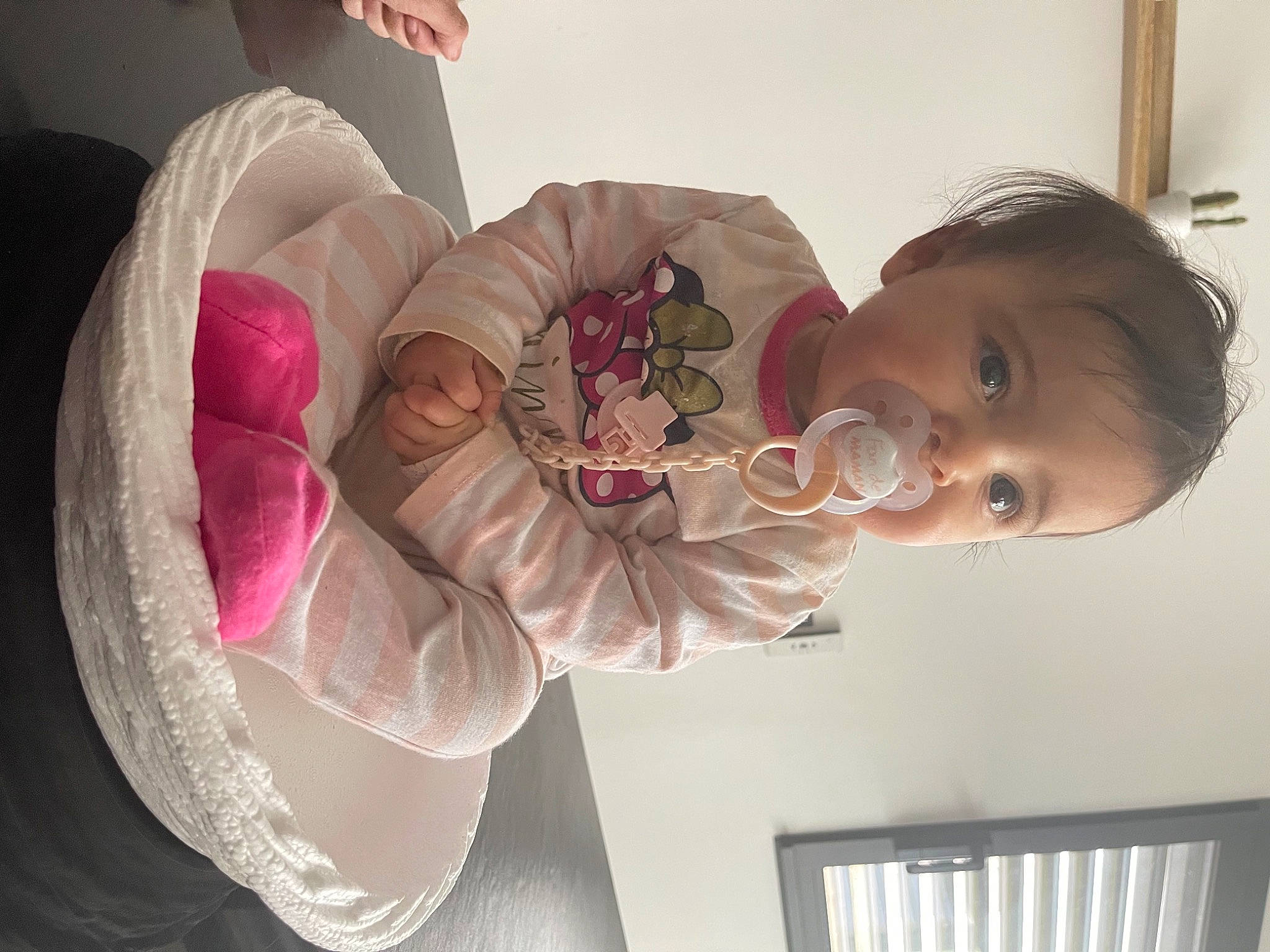 Maria participe au concours pour gagner de l'argent avec cette photo : baby, comfort, dress, eye, fun, gesture, hand, happy, head, human_body, iris, lip, mouth, neck, nose, person, shoulder, skin, smile, toddler