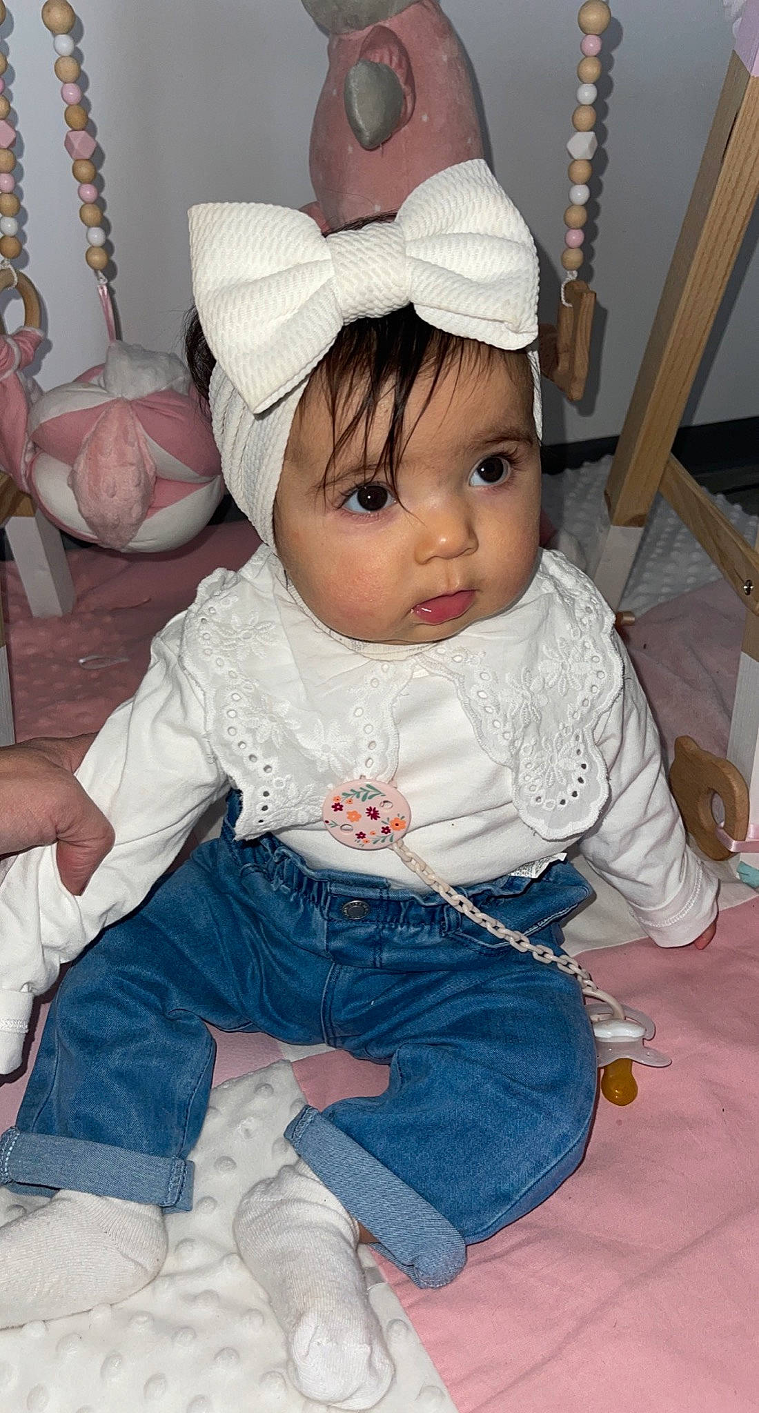 Maria participe au concours pour gagner de l'argent avec cette photo : baby_toddler_clothing, cap, cheek, child, costume_hat, doll, eyelash, head, headgear, human_body, mammal, organ, person, pink, skin, sleeve, textile, toddler, toy, white