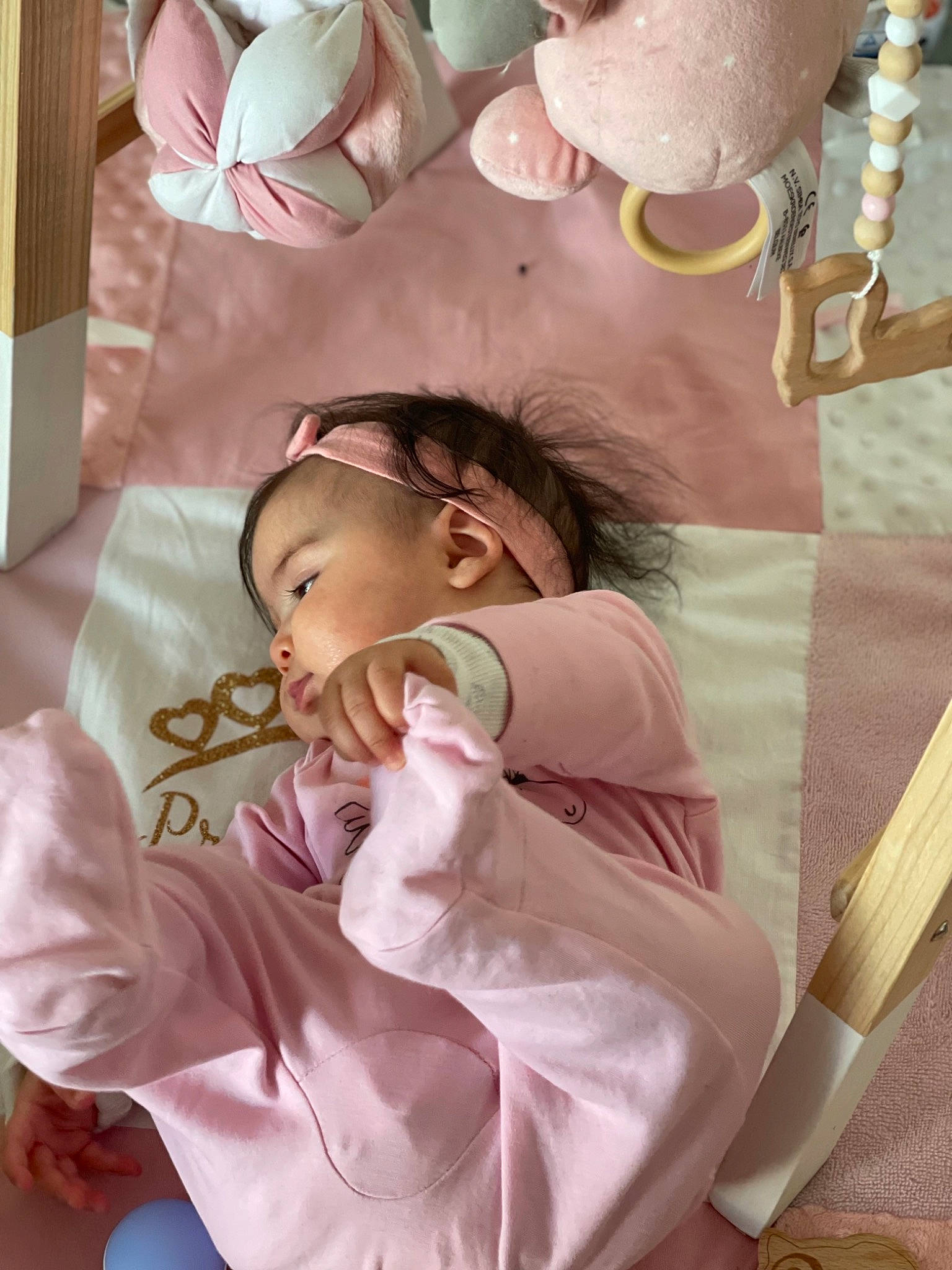 Maria participe au concours pour gagner de l'argent avec cette photo : arm, baby, baby_products, baby_toddler_clothing, bed, bedding, child, comfort, eyelash, happy, human_body, leisure, linens, magenta, pattern, person, pink, room, skin, textile