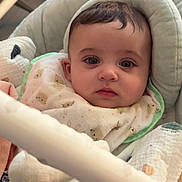 Alba a rejoint le concours — aidez-le/la à gagner de superbes lots ! baby, infant, face, eyes, eyelashes, cheeks, hair, bib, blanket, car_seat, bouncer, plush_toy, hand, clothing, soft_texture, portrait, indoors, cozy, toy_bar, close_up