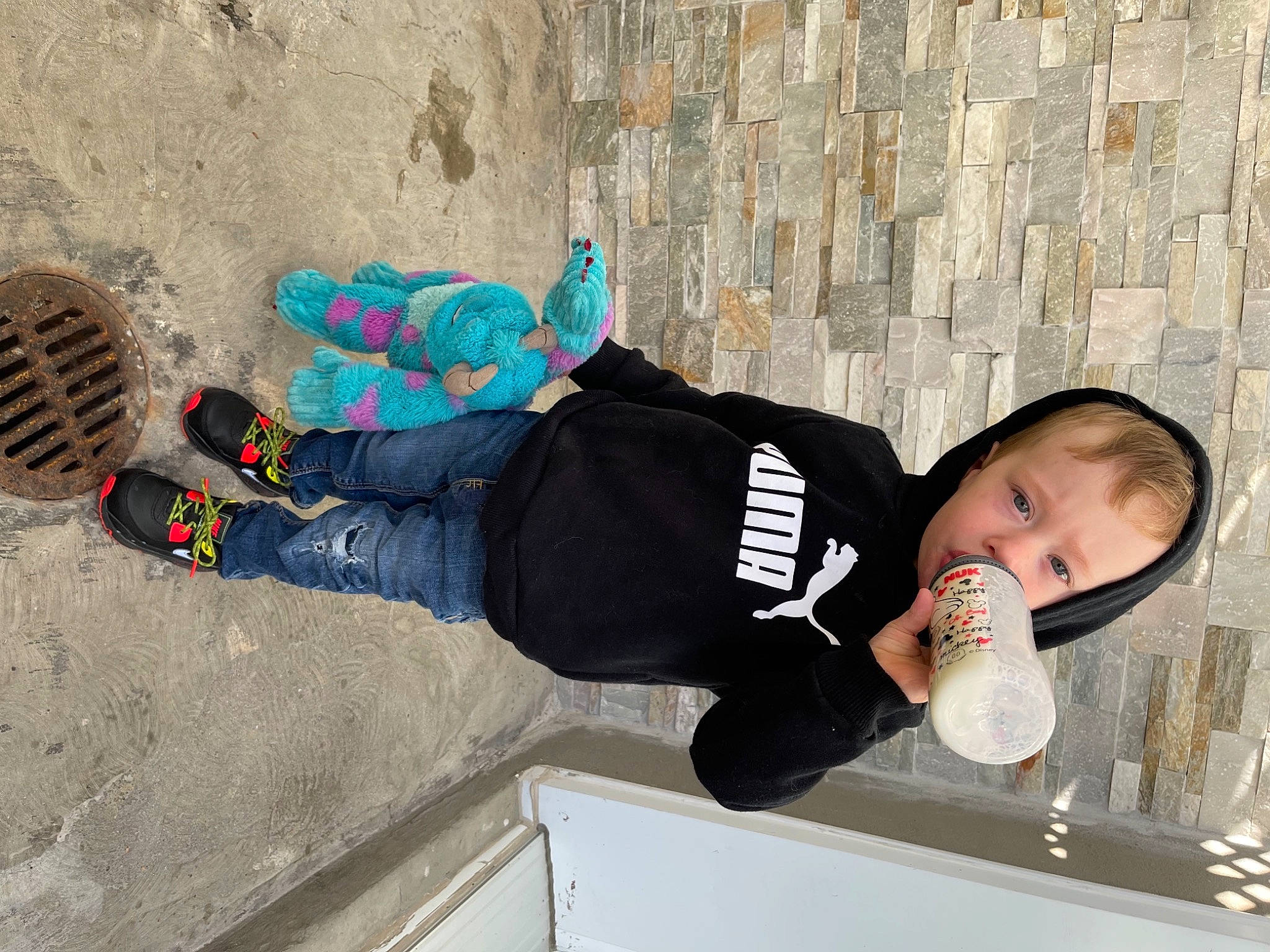 Jessy participe au concours pour gagner de l'argent avec cette photo : baby, baby_toddler_clothing, child, concrete, fun, outdoor_shoe, person, sitting, sleeve, street_fashion, t_shirt, toddler, walking_shoe, winter