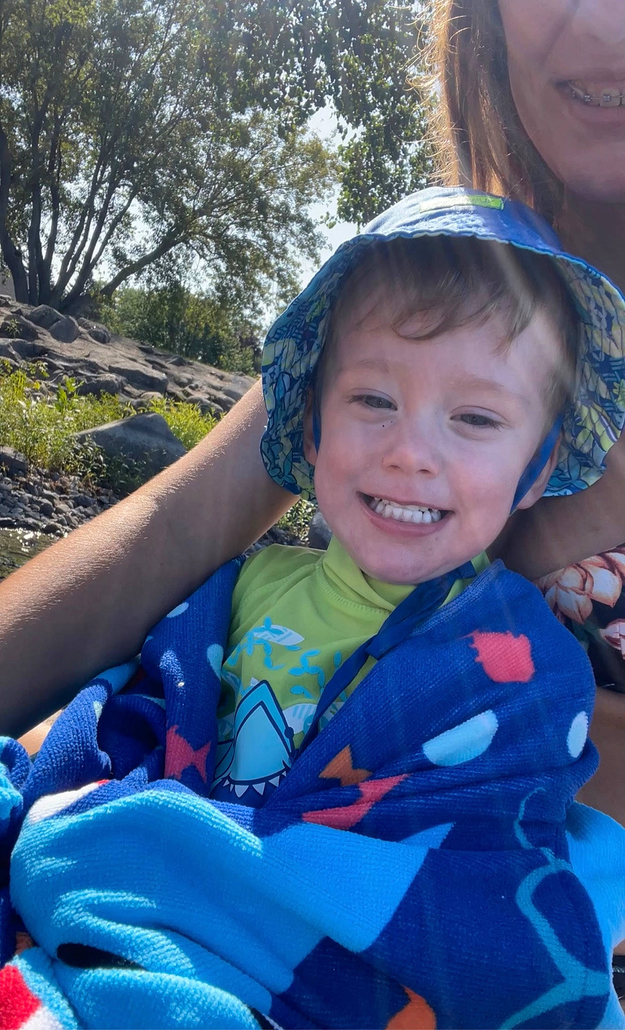 Jessy participe au concours pour gagner de l'argent avec cette photo : baby_products, blue, child, electric_blue, fashion_accessory, fun, grass, happy, iris, joy, leisure, person, personal_protective_equipment, plant, play, recreation, sitting, skin, smile, toddler