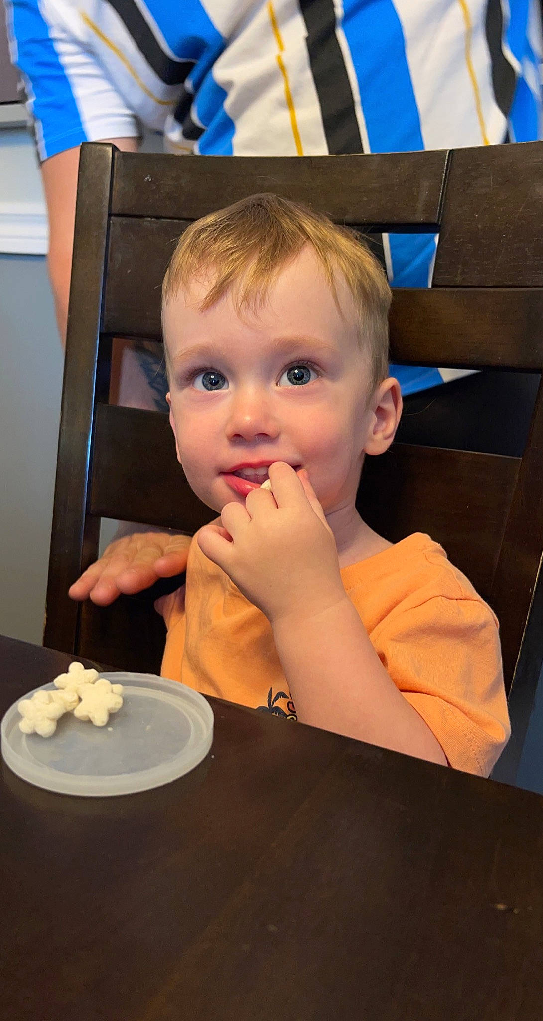 Jessy a rejoint le concours — aidez-le/la à gagner de superbes lots ! beauty, blue, chair, child, comfort_food, cuisine, dessert, dish, dishware, event, finger, food, fun, hairstyle, human, ice_cream, person, plate, table, tableware