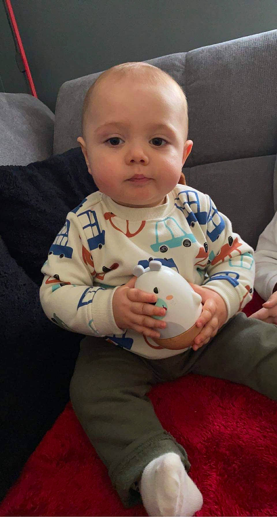 Milan participe au concours pour gagner de l'argent avec cette photo : abdomen, baby, baby_products, baby_toddler_clothing, cheek, child, comfort, finger, foot, fun, happy, head, human_leg, lap, person, sitting, skin, sleeve, t_shirt, thigh