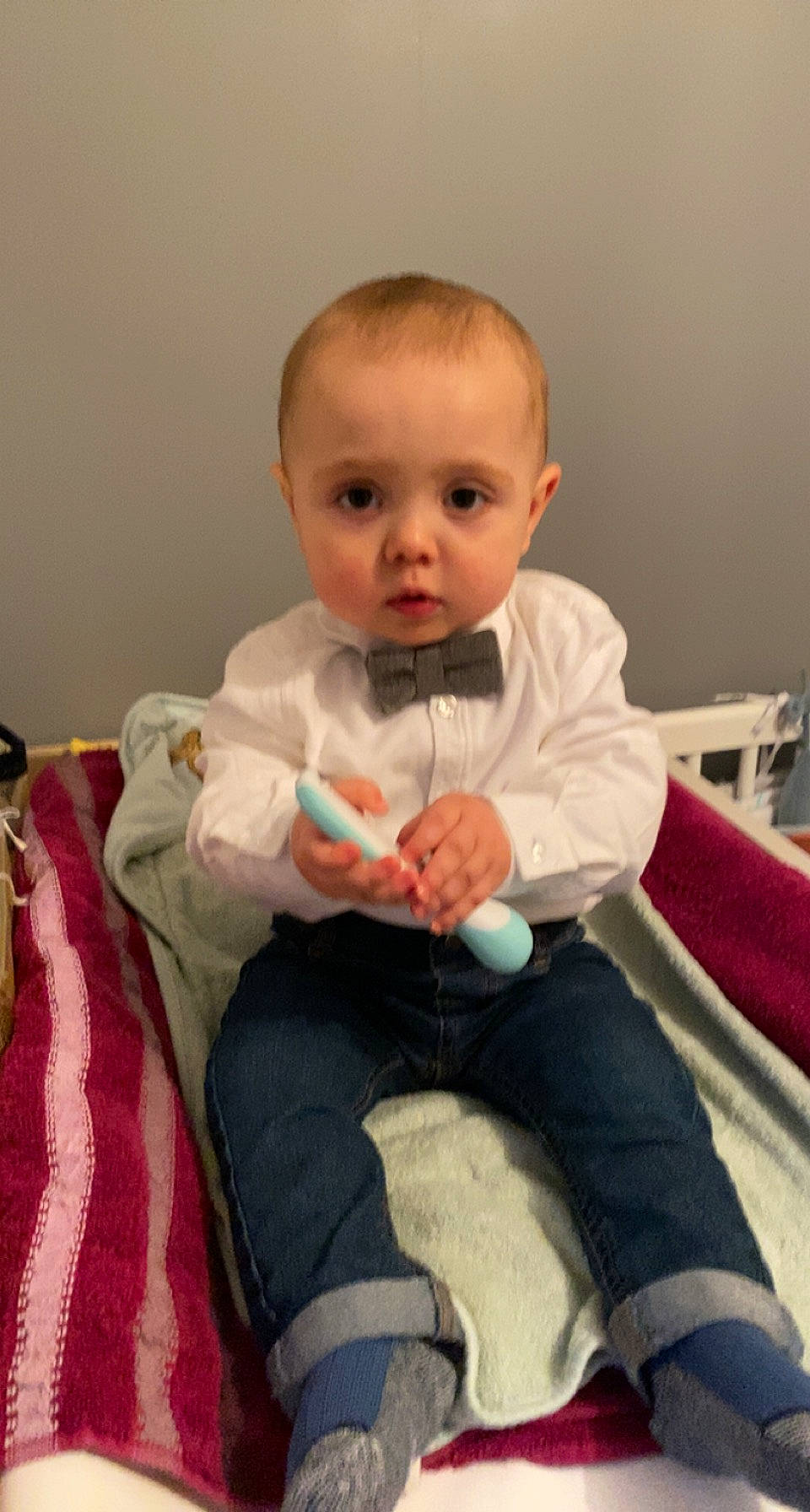 Milan participe au concours pour gagner de l'argent avec cette photo : baby, baby_toddler_clothing, cheek, child, comfort, elbow, flooring, happy, human_leg, iris, knee, lap, leg, person, sitting, skin, sleeve, sock, t_shirt, thigh