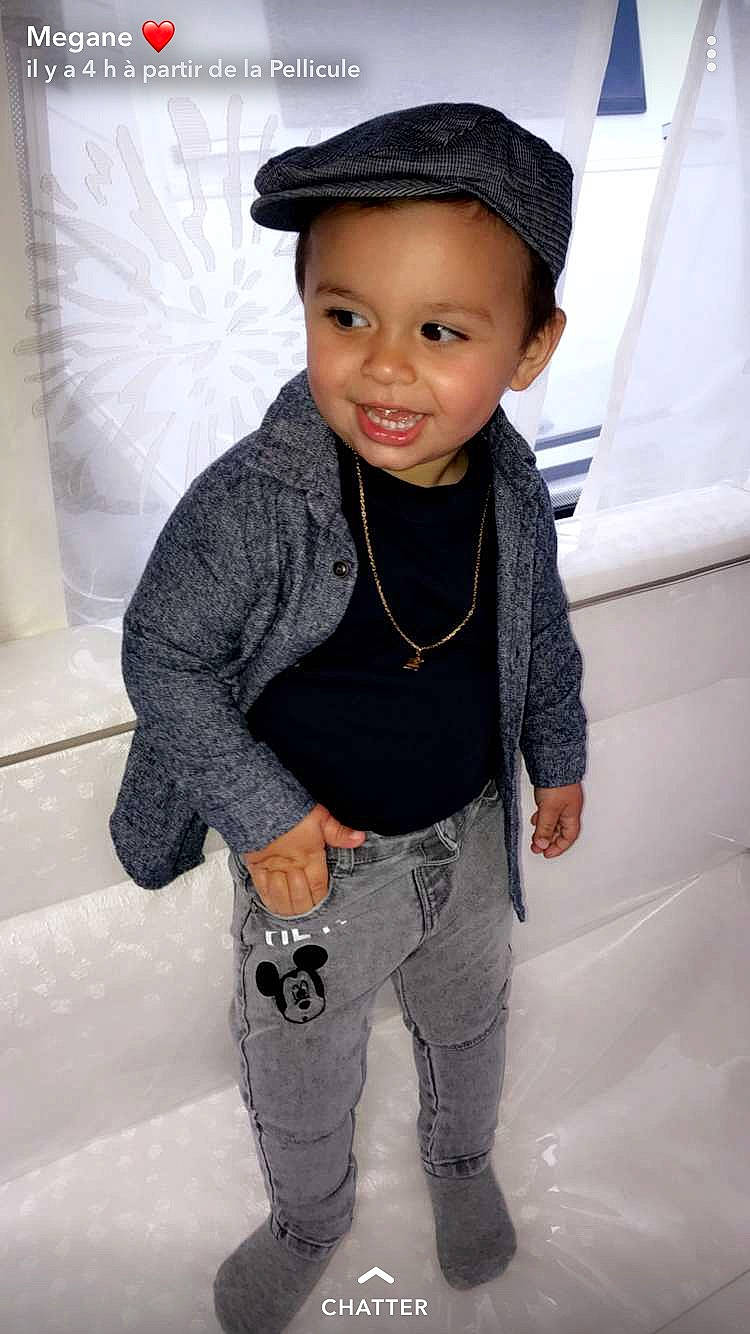 Howard participe au concours pour gagner de l'argent avec cette photo : cap, child, child_model, clothing, cool, hat, headgear, headwear, jeans, joy, outerwear, person, sleeve, smile, standing, t_shirt, toddler, trousers, wool