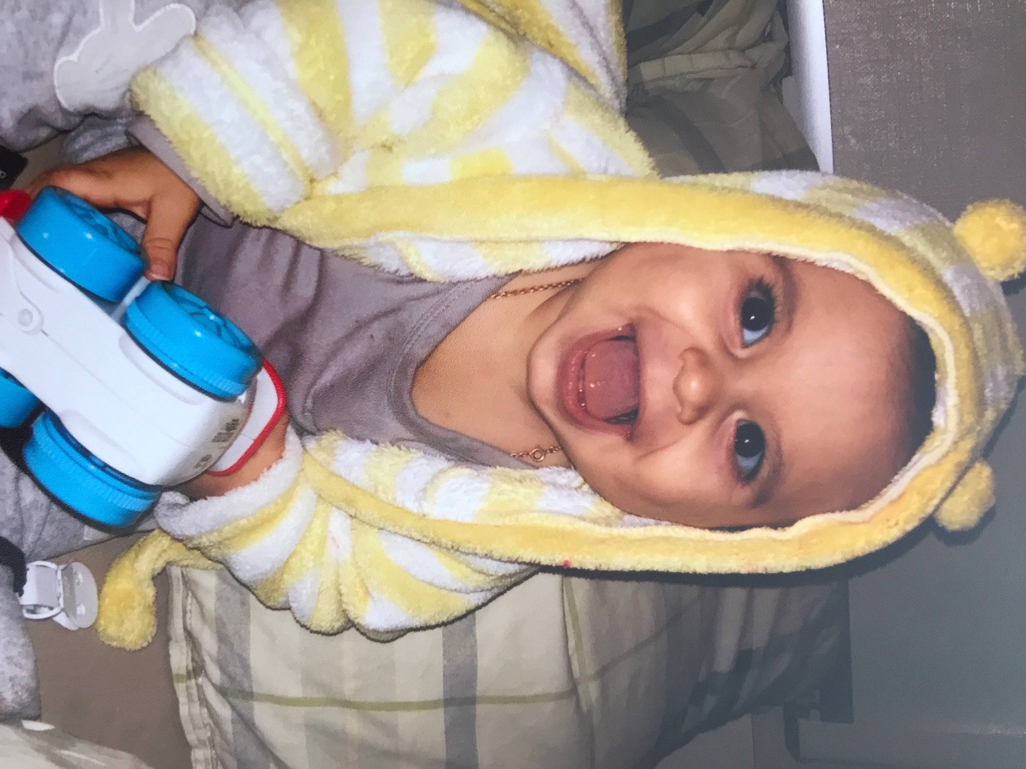 Howard participe au concours pour gagner de l'argent avec cette photo : baby, child, headwear, mouth, person, smile