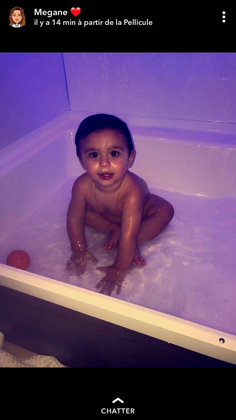 Howard participe au concours pour gagner de l'argent avec cette photo : bathing, bathtub, child, fun, leisure, person, purple, smile