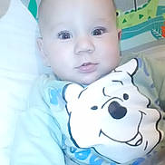 Kaylon a rejoint le concours — aidez-le/la à gagner de superbes lots ! animal_print, baby, blanket, child, close_up, clothing, colorful, cozy, cute, expression, eyes, face, head, indoors, infant, lying_down, playful_background, polar_bear, smile, soft_lighting