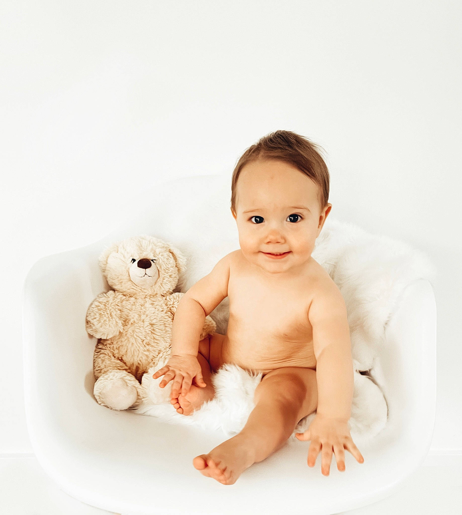 Côme a rejoint le concours — aidez-le/la à gagner de superbes lots ! baby, baby_products, baby_toddler_clothing, baby_toys, cheek, child, comfort, eyelash, finger, flash_photography, happy, joy, mammal, person, sitting, skin, smile, stomach, teddy_bear, toddler