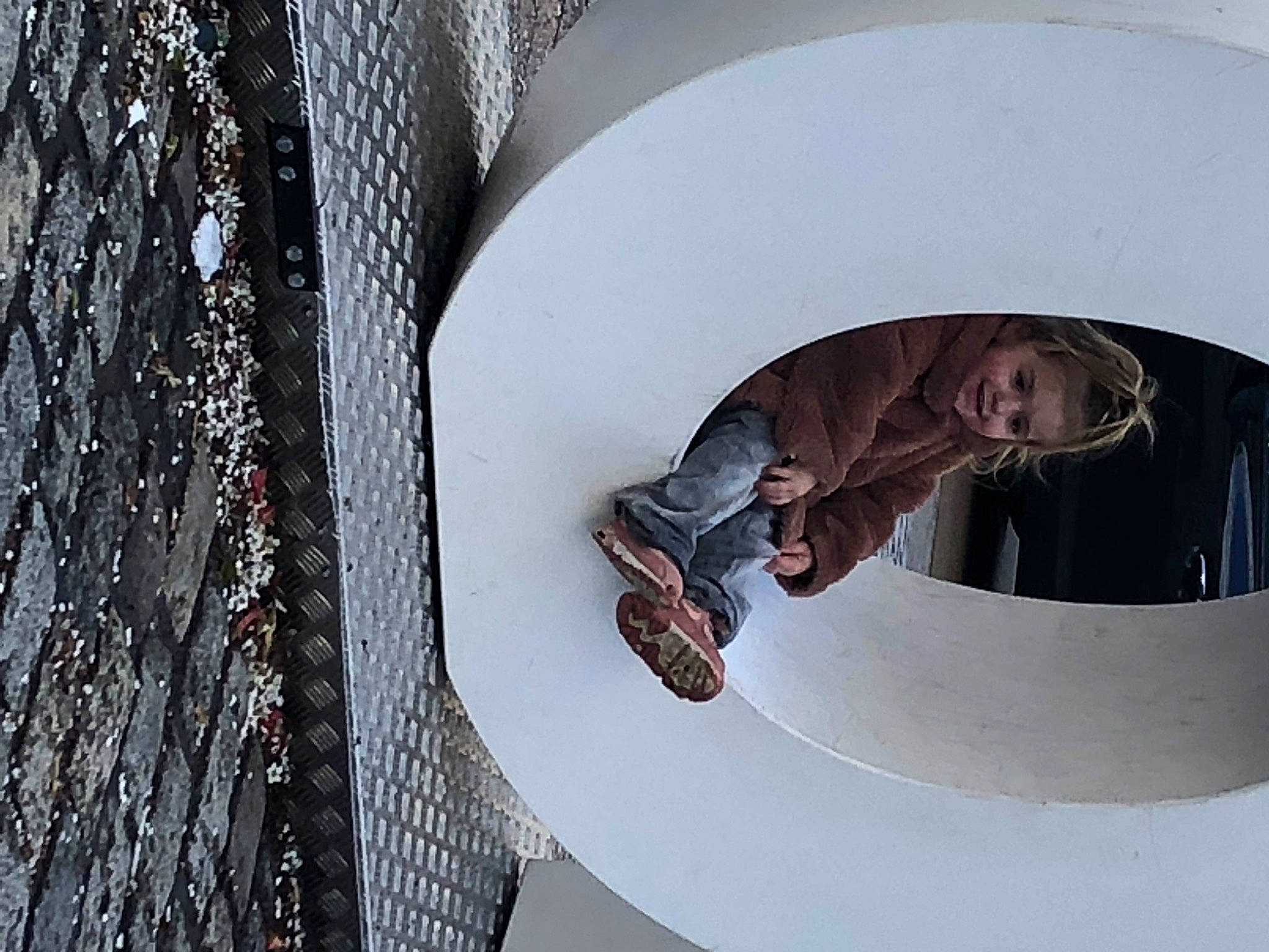 Emy a rejoint le concours — aidez-le/la à gagner de superbes lots ! architecture, automotive_tire, ceiling, circle, comfort, composite_material, concrete, daylighting, handrail, joy, metal, pattern, person, room, sleeve, space, stairs, symmetry, tread, wood