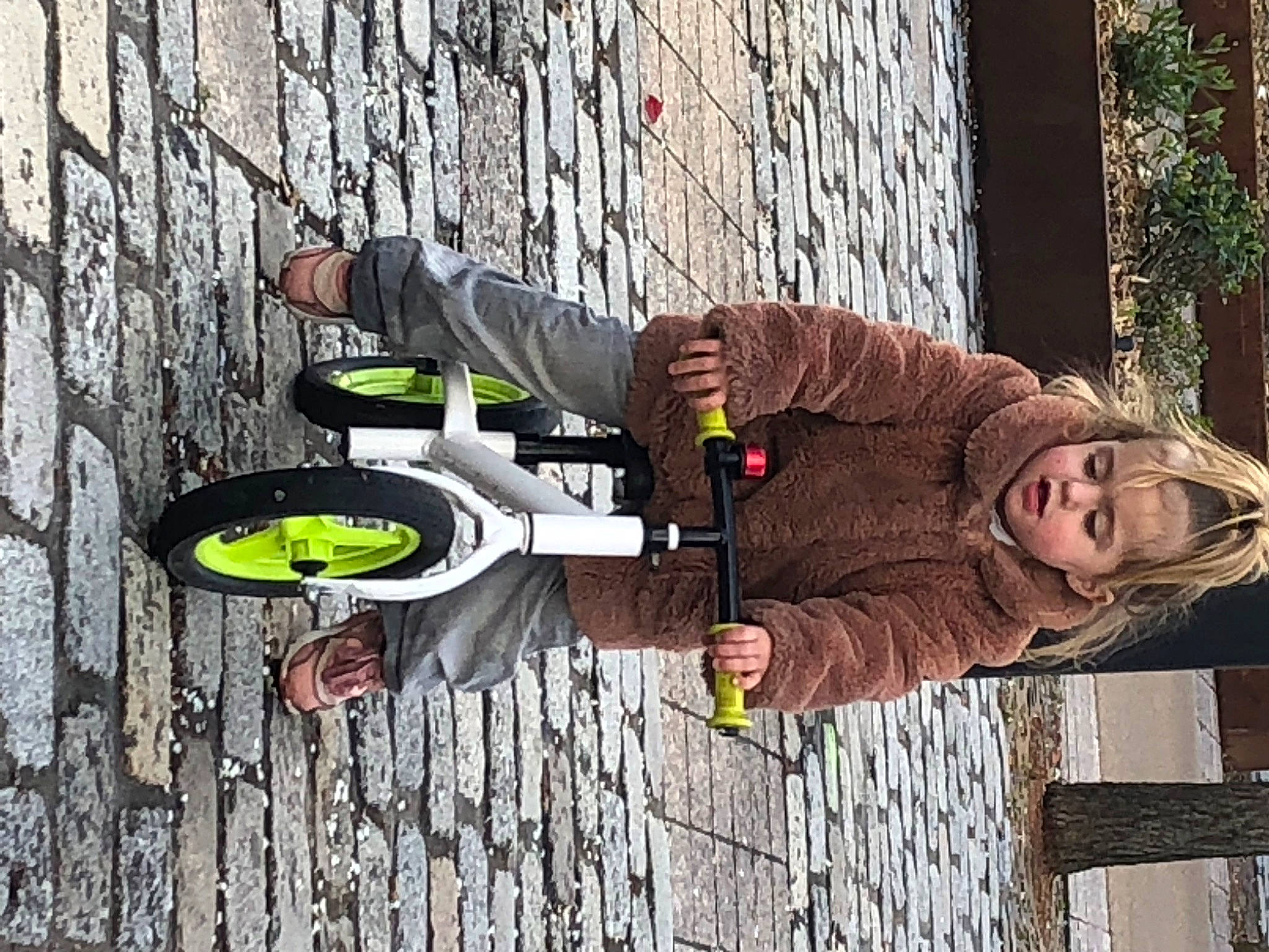 Emy a rejoint le concours — aidez-le/la à gagner de superbes lots ! adventure, automotive_tire, branch, fun, happy, hat, leisure, metal, person, plant, recreation, sitting, smile, sneakers, toddler, tree, walking_shoe, wood