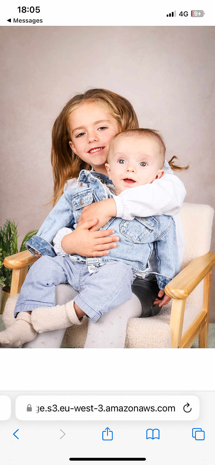 Naël participe au concours pour gagner de l'argent avec cette photo : child, baby, sibling, hug, armchair, denim_jacket, casual_clothing, smile, happy, indoor, plant, portrait, toddler, cute, family, love, cozy, light_colors, neutral_background, seated