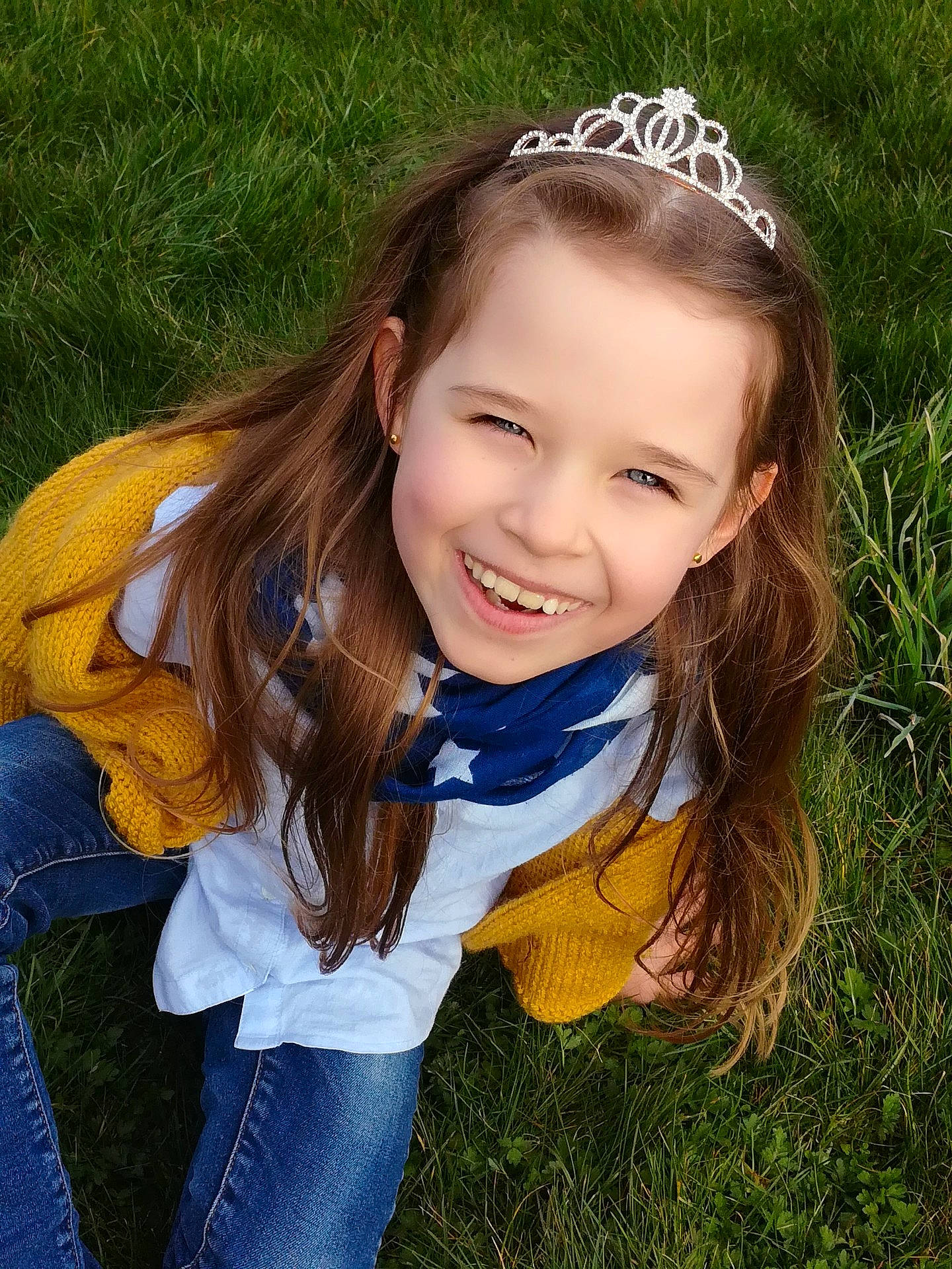 Capucine a rejoint le concours — aidez-le/la à gagner de superbes lots ! beauty, brown_hair, child, child_model, eye, fun, girl, grass, hair_accessory, hairstyle, happiness, human_hair_color, iris, joy, long_hair, person, plant, portrait_photography, skin, smile