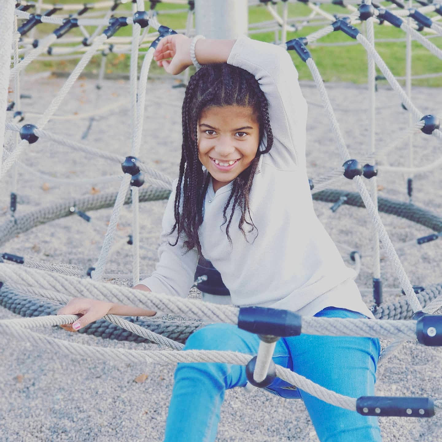 Lilou a rejoint le concours — aidez-le/la à gagner de superbes lots ! blue, child, city, cool, electric_blue, fun, happy, joy, leisure, outdoor_play_equipment, person, photograph, playground, recreation, smile, snapshot, street_fashion, summer, swing, t_shirt