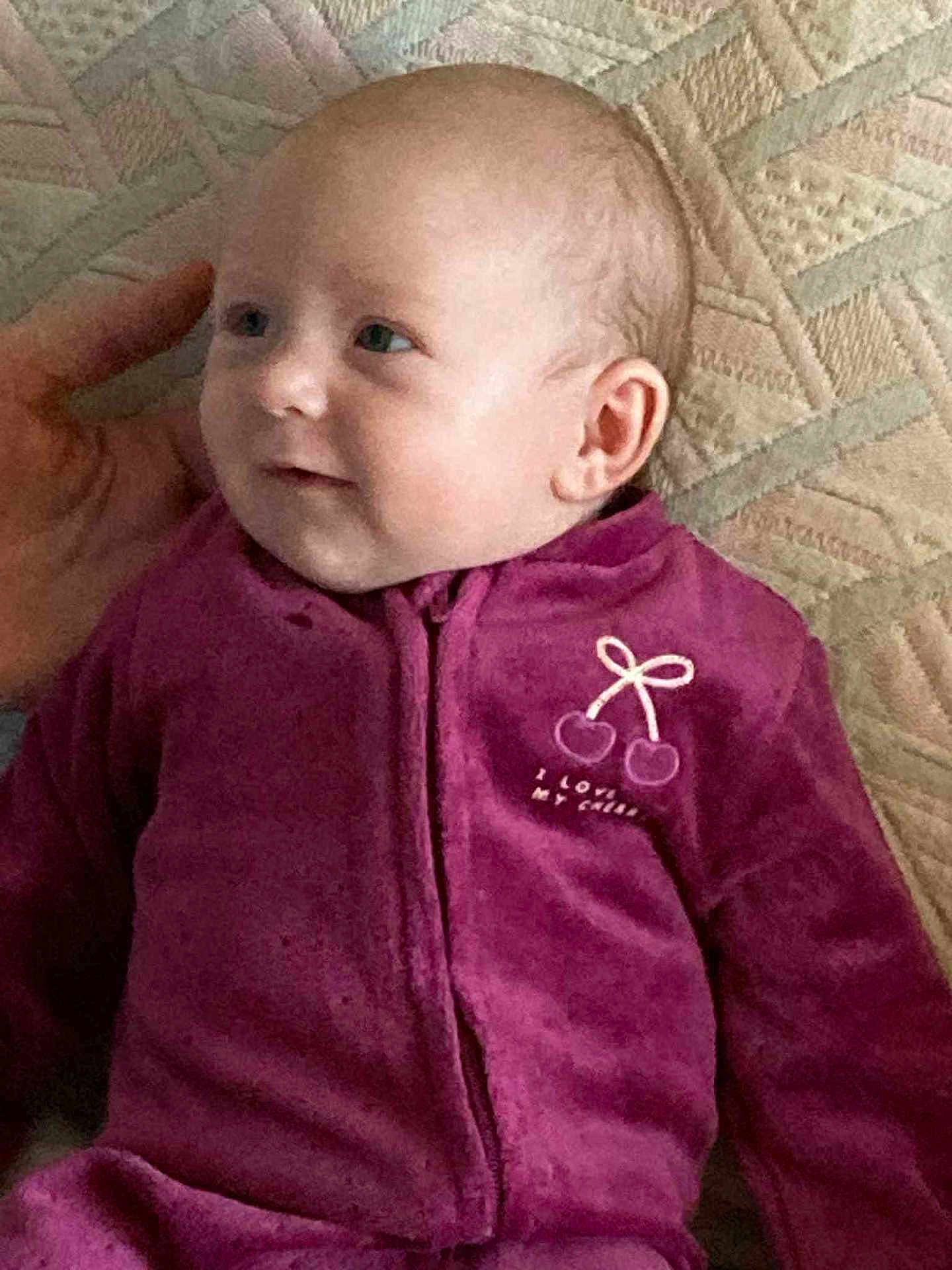 Alison a rejoint le concours — aidez-le/la à gagner de superbes lots ! baby, blanket, cherry_embroidery, child, comfort, cozy, cute, face, hand, head, indoors, infant, lying_down, portrait, purple_outfit, sleepwear, smile, soft, texture, young_child