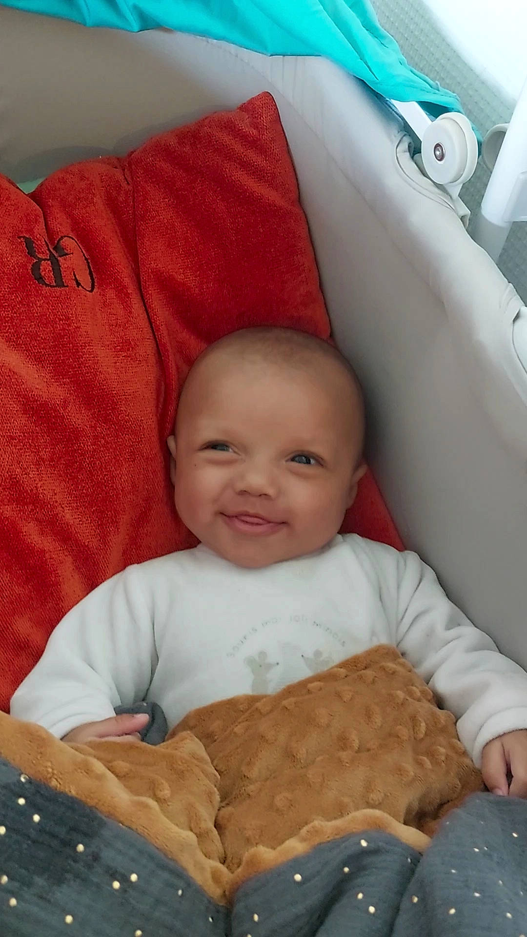 Dario a rejoint le concours — aidez-le/la à gagner de superbes lots ! baby, baby_toddler_clothing, cheek, child, comfort, face, facial_expression, fun, happy, joy, lap, linens, organ, person, product, room, sitting, skin, sleeve, smile