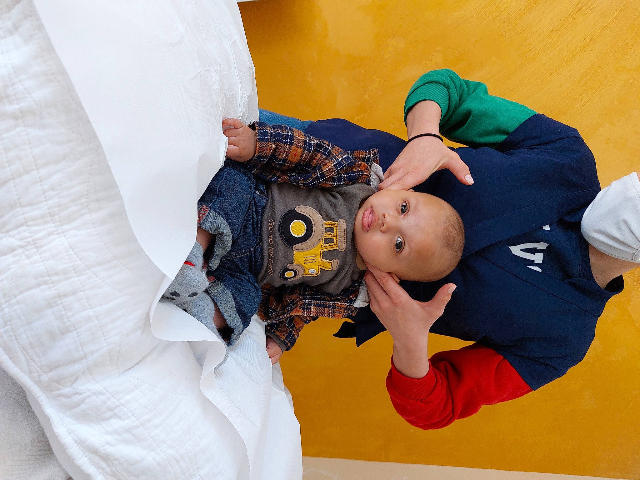 Dario participe au concours pour gagner de l'argent avec cette photo : arm, baby, baby_products, baby_toddler_clothing, child, comfort, elbow, finger, fun, gesture, hand, happy, hat, person, room, sitting, sleeve, smile, toddler