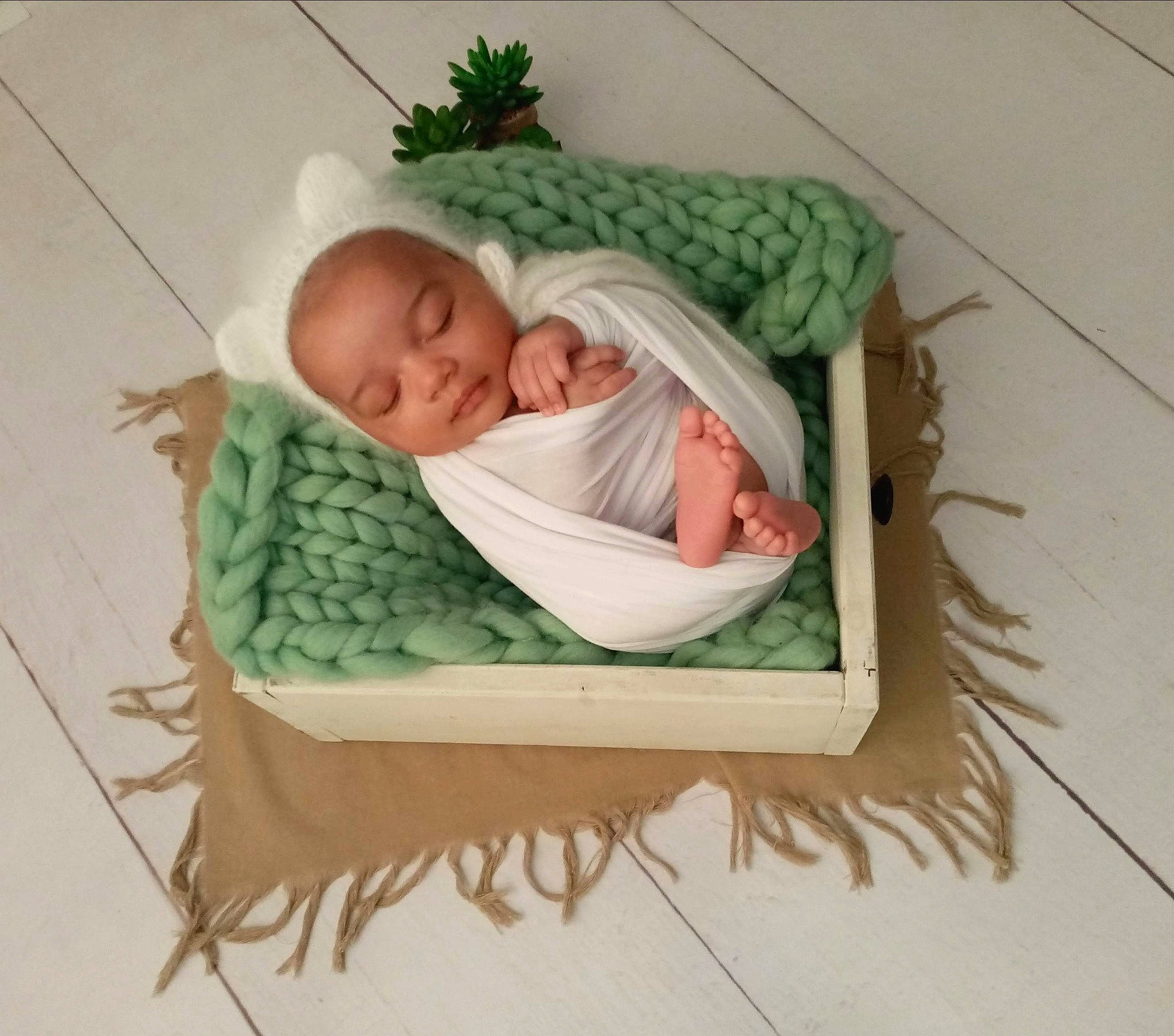 Dario a rejoint le concours — aidez-le/la à gagner de superbes lots ! baby, baby_products, baby_safety, baby_sleeping, baby_toddler_clothing, bedding, bedtime, child, comfort, grass, infant_bed, linens, nap, pattern, person, room, sitting, sleep, toddler, wood