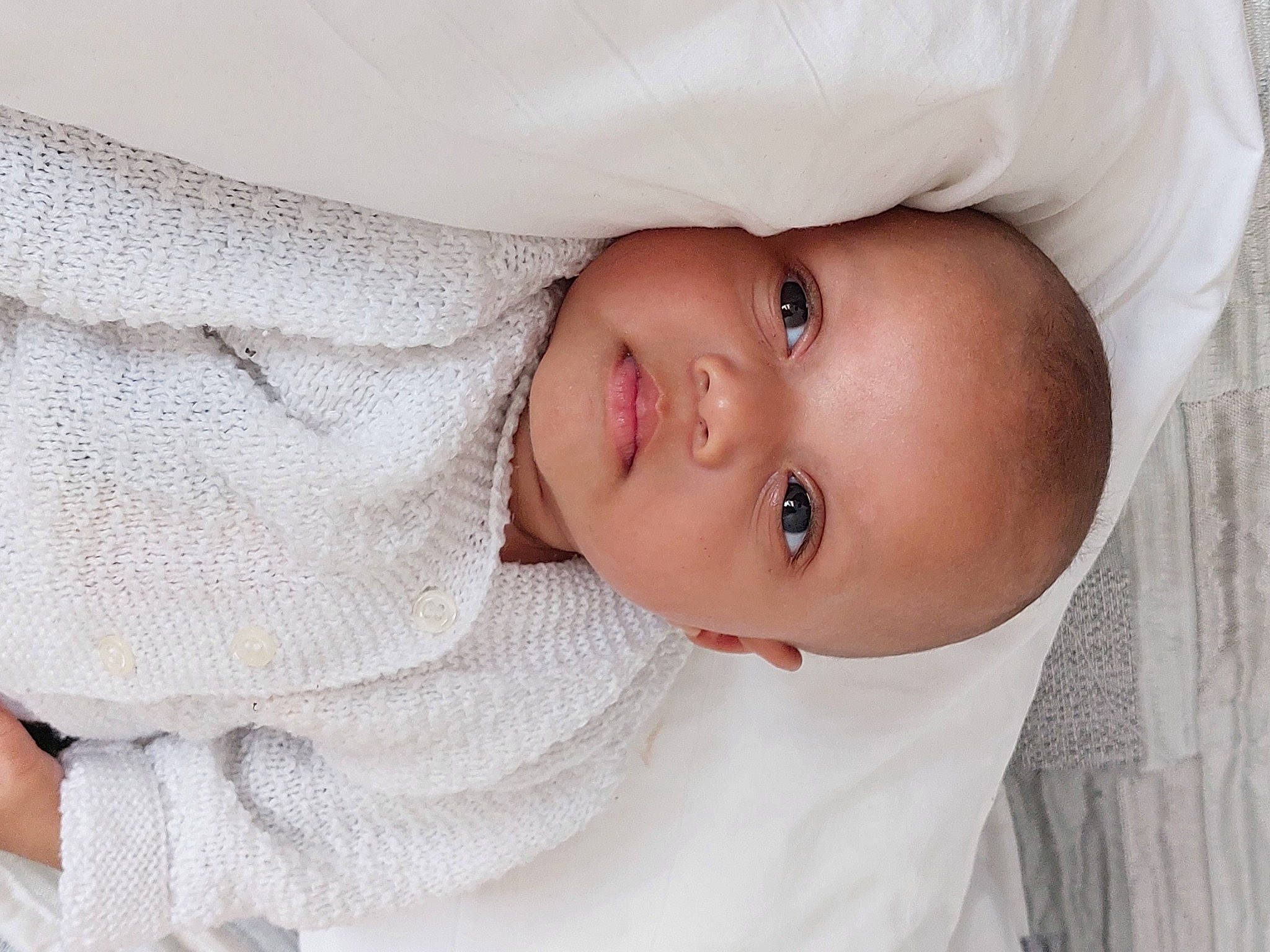 Dario a rejoint le concours — aidez-le/la à gagner de superbes lots ! baby, baby_toddler_clothing, cheek, child, comfort, dress, eye, eyebrow, eyelash, face, head, human_body, iris, lip, nose, outerwear, person, skin, sleeve, textile