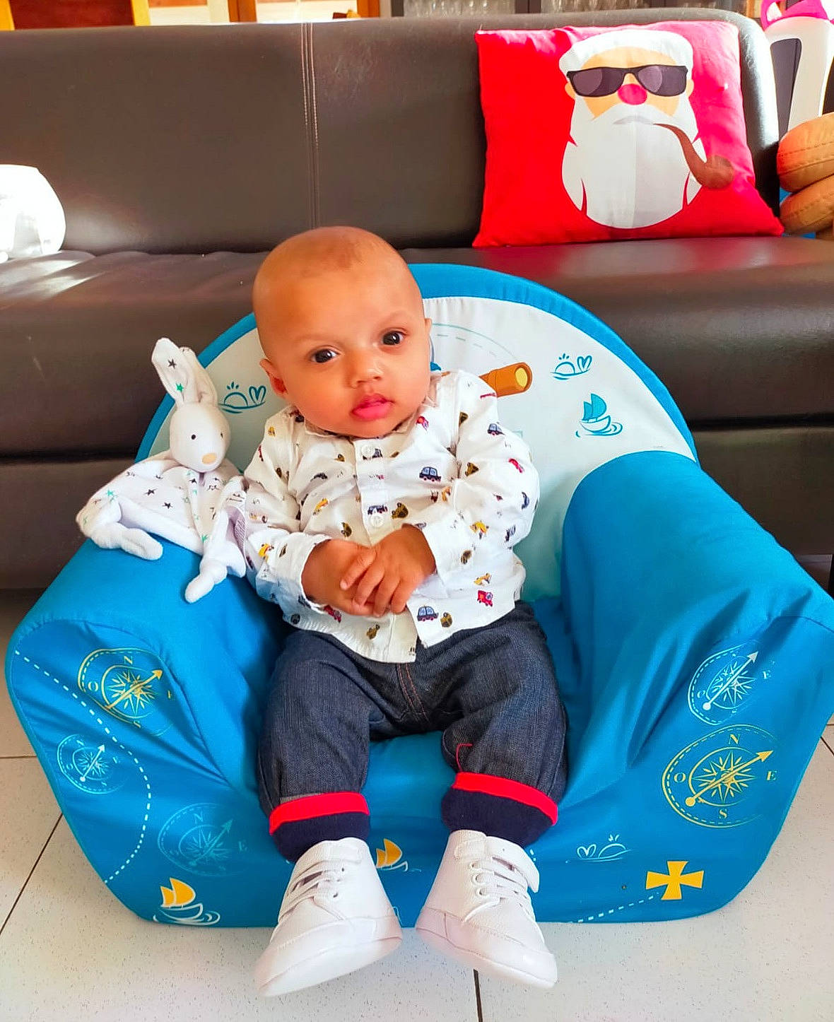 Dario a rejoint le concours — aidez-le/la à gagner de superbes lots ! baby, baby_toddler_clothing, bean_bag, child, comfort, couch, electric_blue, flooring, fun, knee, lap, leisure, living_room, person, pillow, red, room, sitting, sleeve, sofa_bed