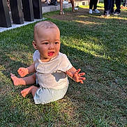 Sandro participe au concours pour gagner de l'argent avec cette photo : baby, child, grass, outdoor, people, legs, feet, shirt, shorts, sunlight, shadow, curious, sitting, greenery, summer, event, casual, nature, portrait, expression