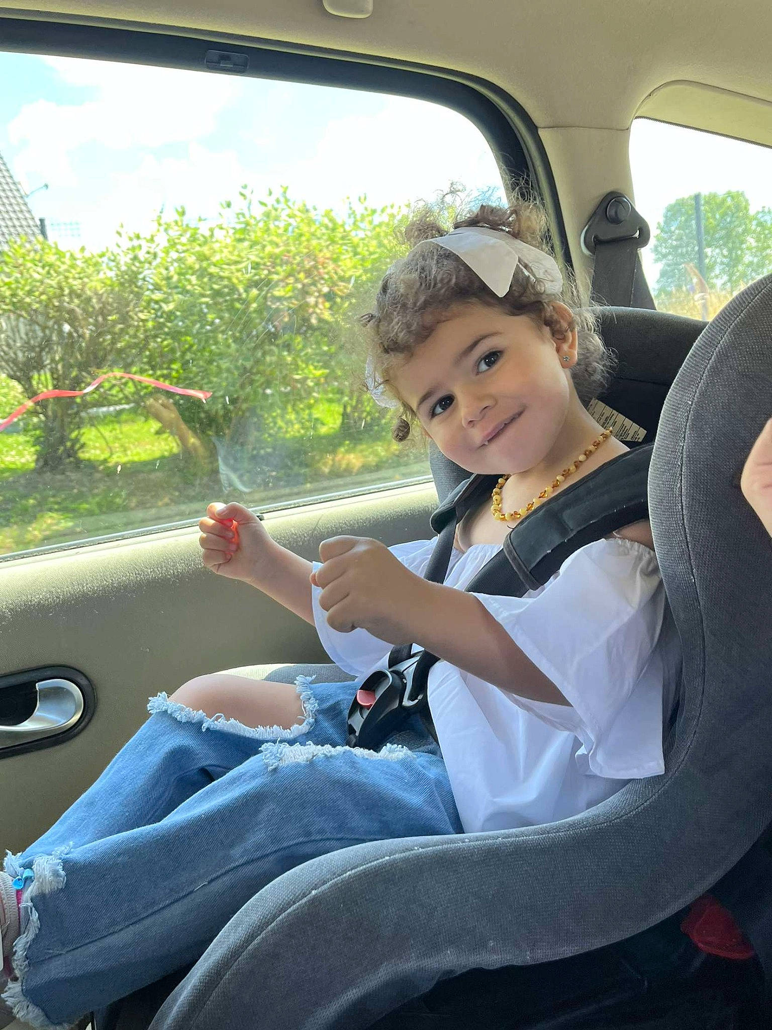 Océane a rejoint le concours — aidez-le/la à gagner de superbes lots ! automotive_design, automotive_exterior, automotive_mirror, car, joy, land_vehicle, leisure, mammal, mode_of_transport, motor_vehicle, person, plant, sky, smile, steering_part, steering_wheel, travel, tree, vehicle, vehicle_door