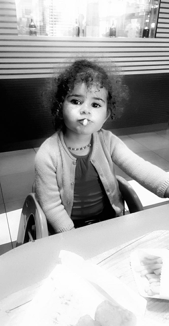 Océane a rejoint le concours — aidez-le/la à gagner de superbes lots ! automotive_design, black, black_and_white, chair, child, eyebrow, eyelash, flash_photography, fun, happy, iris, monochrome, monochrome_photography, person, photograph, snapshot, standing, style, table, toddler