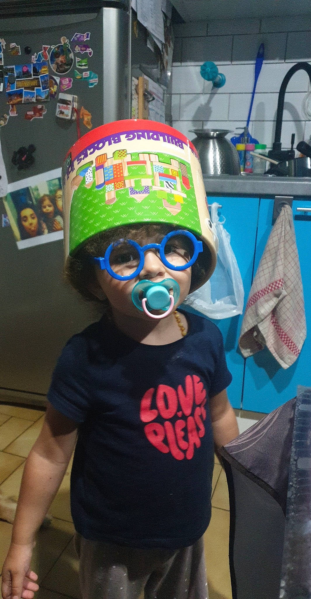 Océane a rejoint le concours — aidez-le/la à gagner de superbes lots ! baseball_cap, cap, child, cool, costume, costume_hat, electric_blue, eyewear, fictional_character, fun, glasses, goggles, headwear, helmet, person, personal_protective_equipment, room, sleeve, sunglasses, t_shirt