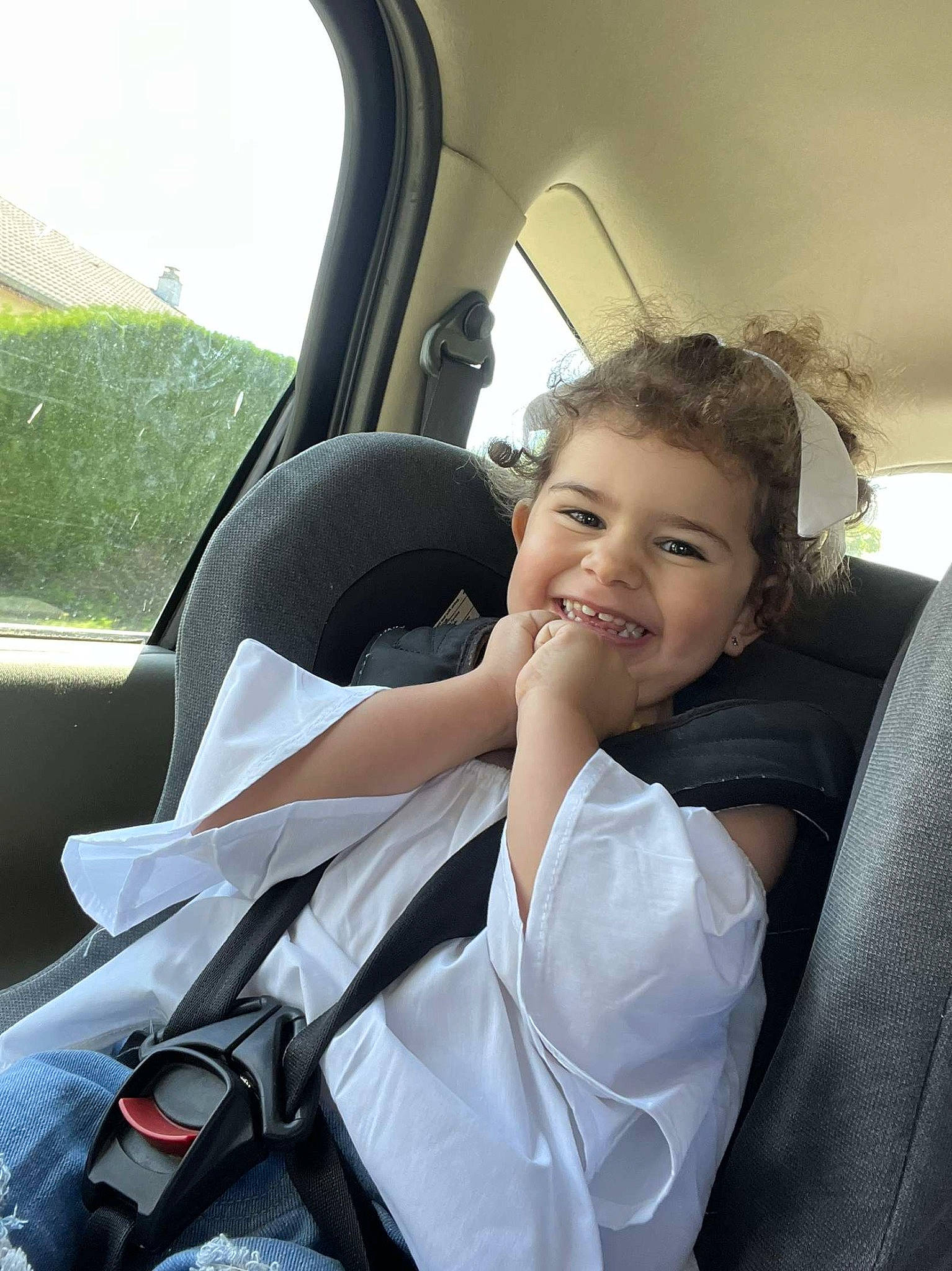 Océane participe au concours pour gagner de l'argent avec cette photo : auto_part, automotive_design, automotive_exterior, car, car_seat, car_seat_cover, comfort, head_restraint, joy, motor_vehicle, passenger, person, personal_luxury_car, sky, smile, steering_part, steering_wheel, toddler, travel, vehicle
