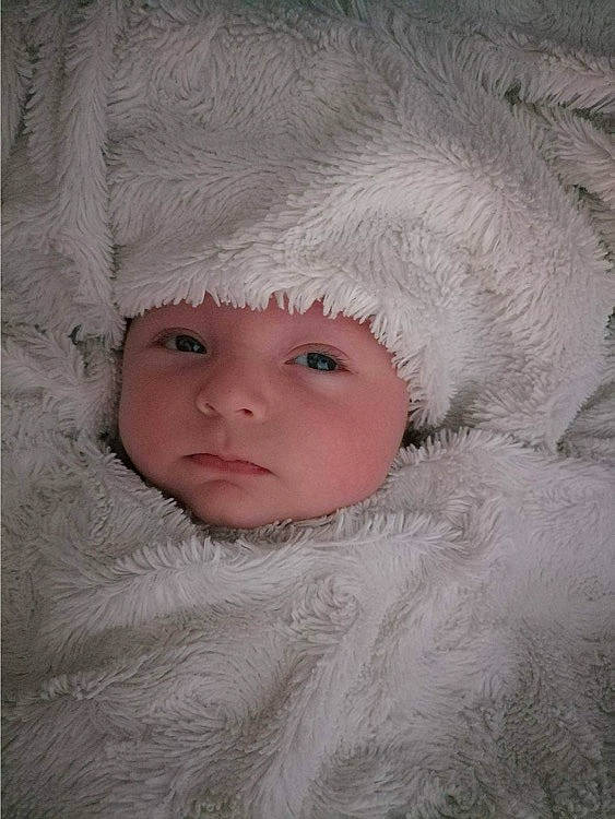 Tylio participe au concours pour gagner de l'argent avec cette photo : art, cap, cheek, child, costume_hat, eye, eyebrow, eyelash, fashion_accessory, flash_photography, freezing, fur, fur_clothing, headgear, headwear, iris, lip, person, skin, toddler